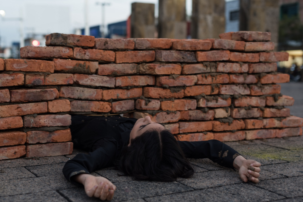 Un muro que parte el cuerpo en dos_photography Pistor Orendain